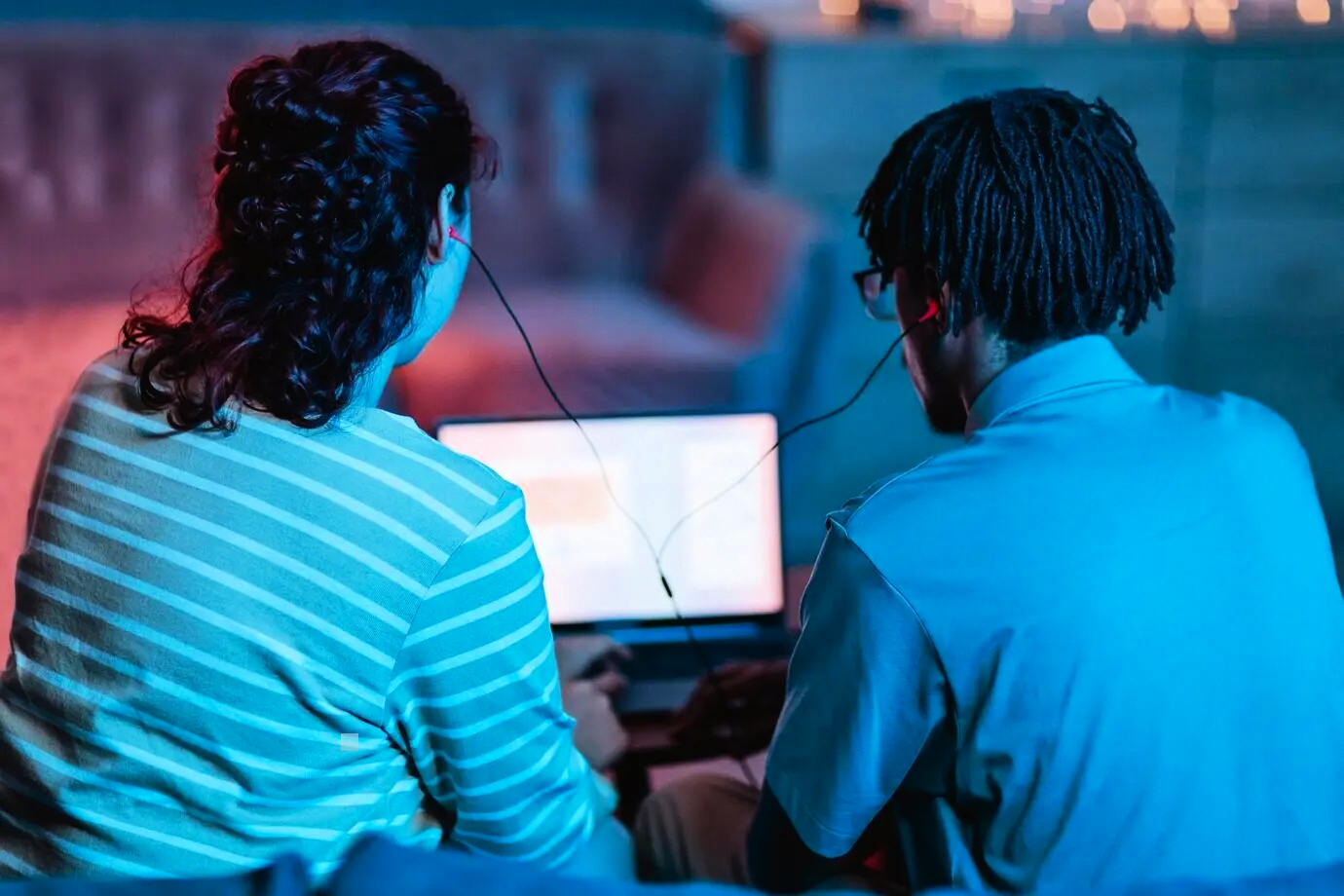 Equipo directivo revisando KPIs de servicios de salud y nutrición (sin promesas médicas)